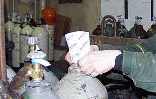 To put the heat-shrinking bundling film on the valve of the gas cylinder